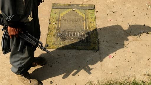 Des villageois et la famille ont attaqué le poste de police d'un district reculé d'Afghanistan où était détenu un couple d'amoureux