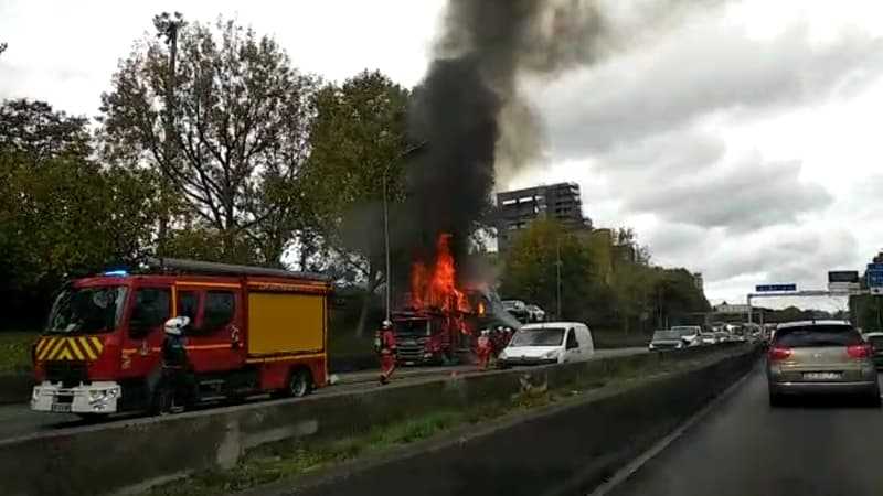 Un camion en feu sur le périphérique de Paris ce samedi 15 octobre.