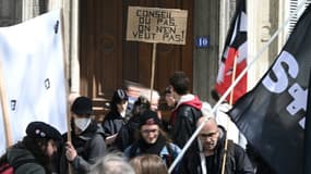 Une manifestante brandit une pancarte sur laquelle on peut lire "Conseil ou pas, on n'en veut pas !", lors de la 12e journée d'action contre la réforme des retraites, le 13 avril 2023 à Paris 