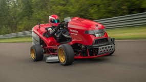 Cette tondeuse à gazon a atteint les 242km/h sur circuit.