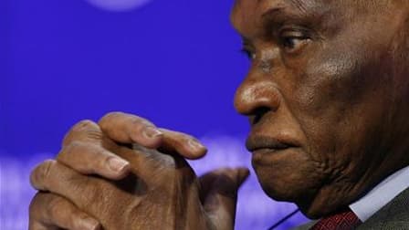 Le président sénégalais Abdoulaye Wade déclare que les bases de l'armée française à Dakar passeront dimanche sous souveraineté sénégalaise, à l'occasion du cinquantième anniversaire de l'indépendance du pays. /Photo d'archives/REUTERS/Denis Balibouse