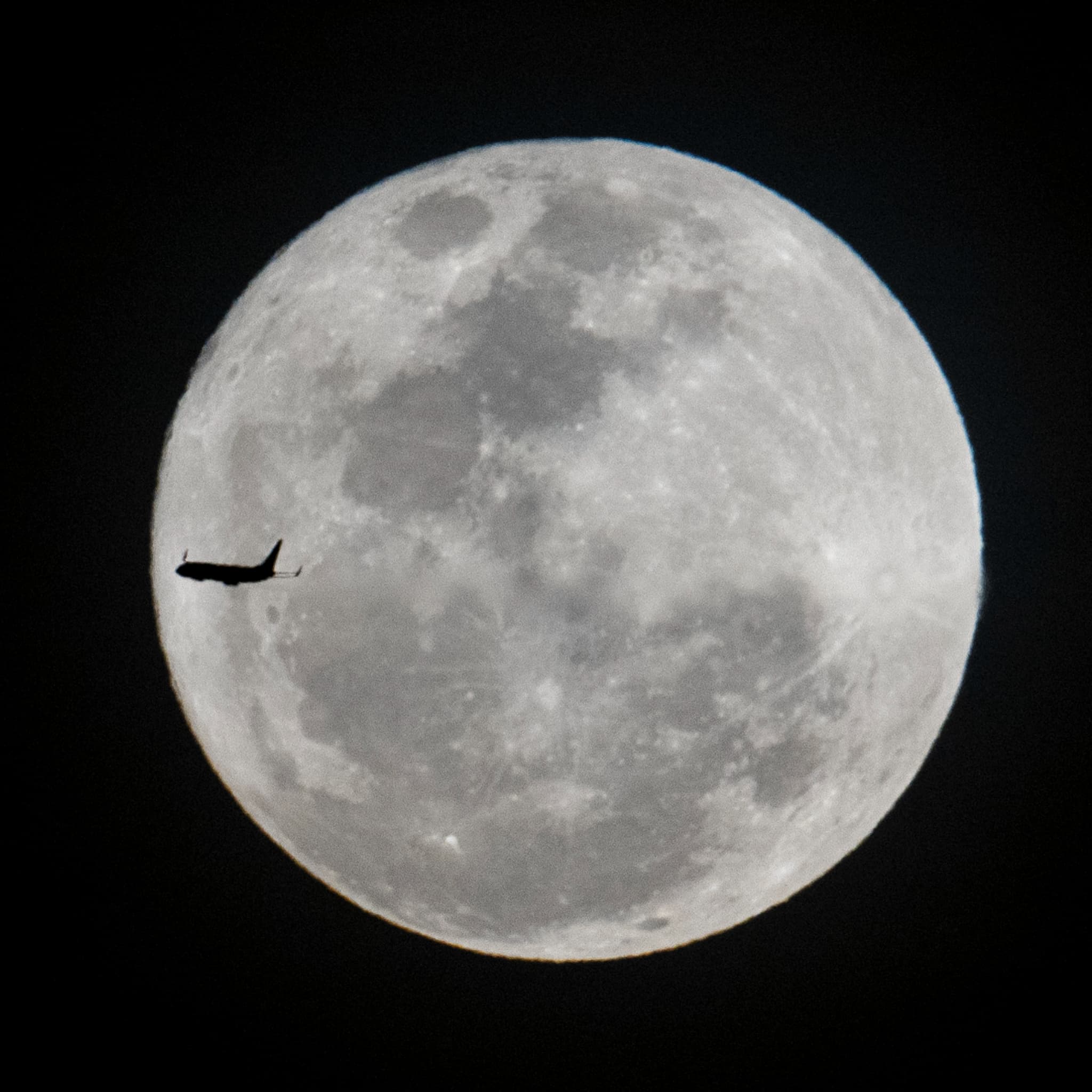 Les plus belles images de la super lune qui a illuminé le ciel cette nuit