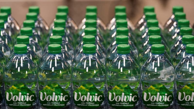 Des bouteilles d'eau minérale Volvic, à l'usine de Volvic (Puy-de-Dôme) en mai 2021. (Photo d'archive). 