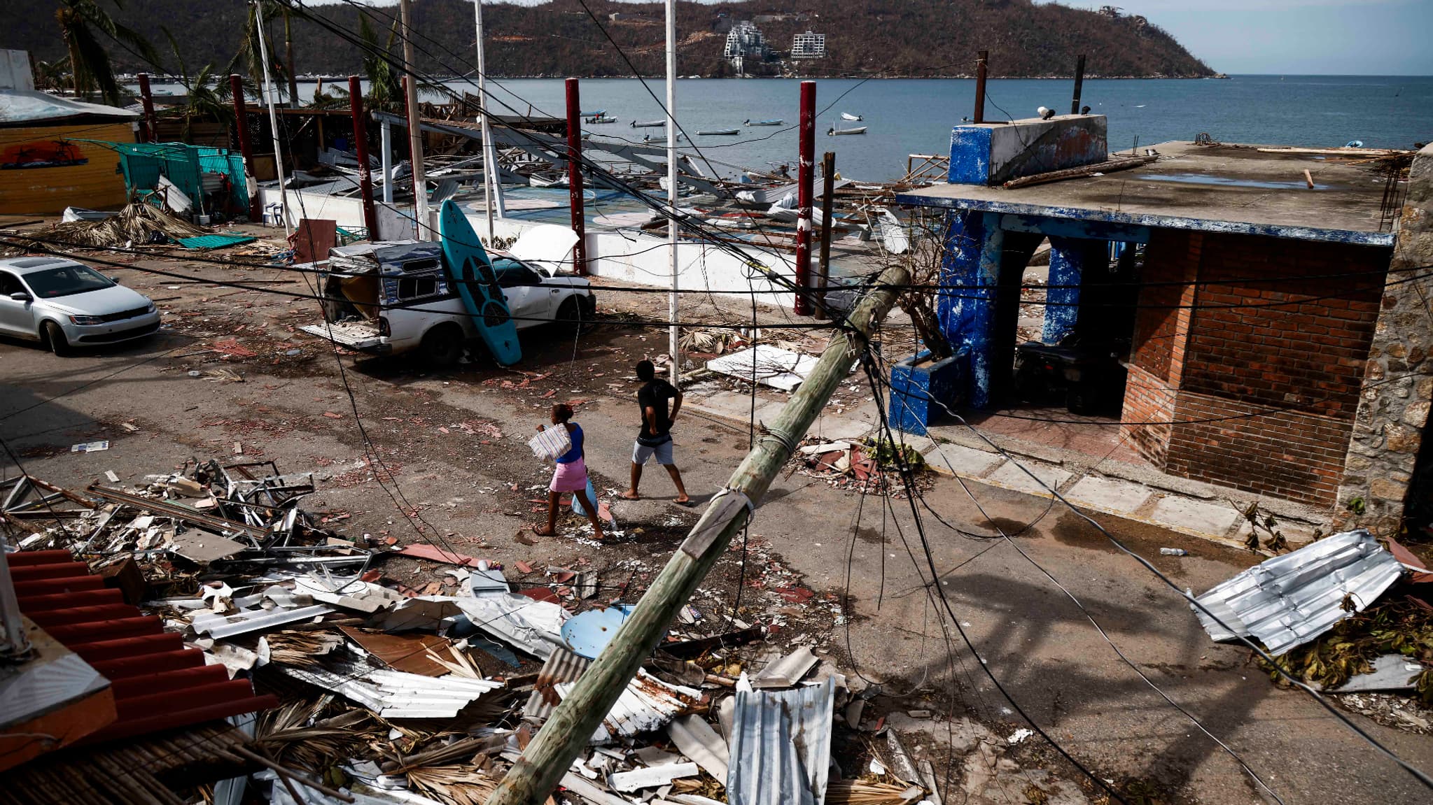 Vue des dégâts causés par le passage de l'ouragan Otis à Puerto Marques, État de Guerrero, Mexique, le 28 octobre 2023. Le bilan de l'ouragan d'une puissance exceptionnelle qui a frappé la station balnéaire mexicaine d'Acapulco s'est alourdi samedi à 39 morts, a annoncé le gouvernement mexicain. Ce lundi 30 octobre, il fait état de 48 morts. 