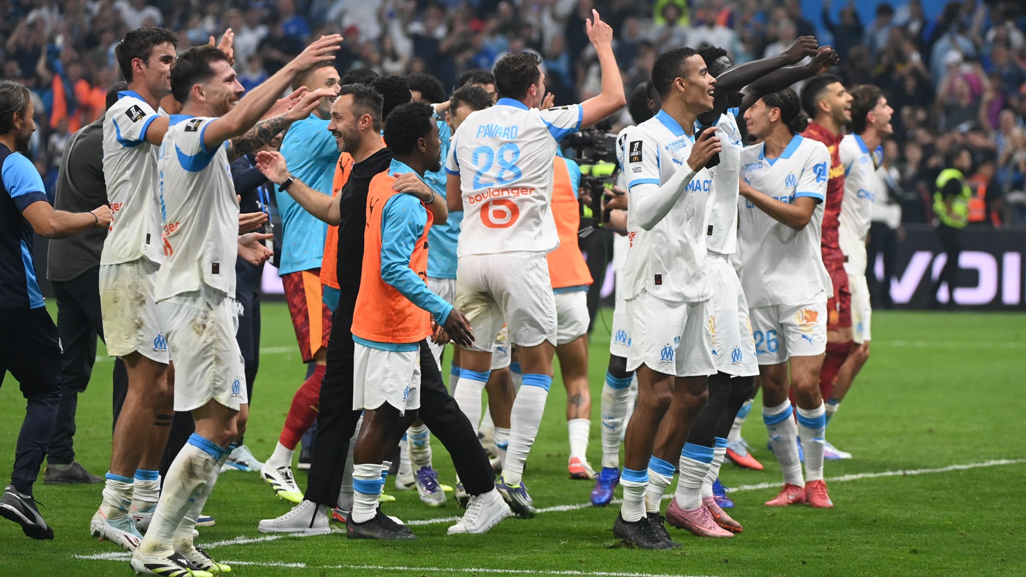 OM-PSG: FUMIGÈNES, COUPS DE KLAXON, CHANTS... LES IMAGES DE LA LIESSE À MARSEILLE APRÈS LA VICTOIRE DANS LE CLASSIQUE
