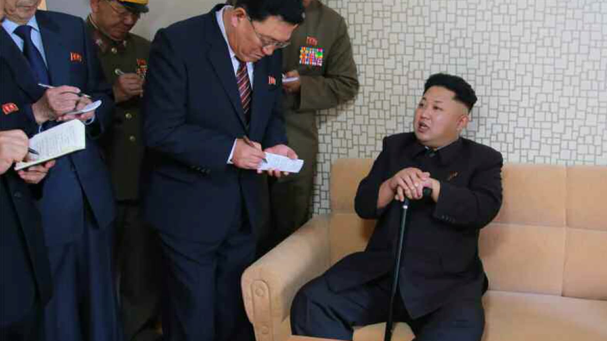 Kim Jong-un est réapparu après un long mois d'absence, et appuyé sur une canne.