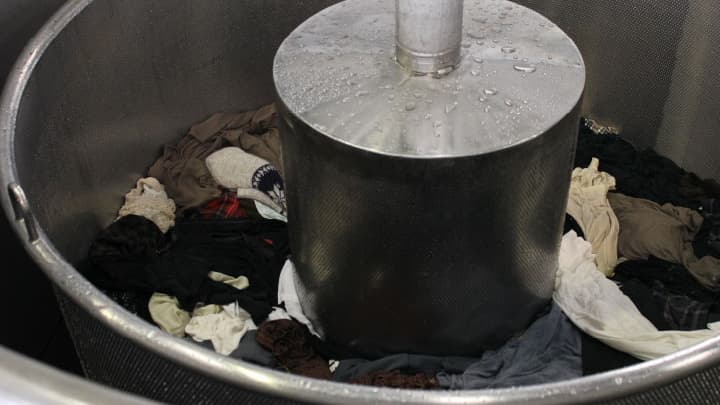 L'entreprise ne détaille pas le procédé industriel permettant d'obtenir l'éthanol. Le combustible est produit à partir des fibres de coton extraites des vêtements récupérés. L'entreprise ne détaille pas le procédé industriel permettant d'obtenir l'éthanol. Le combustible est produit à partir des fibres de coton extraites des vêtements récupérés.