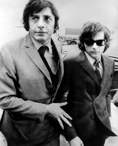 Le cinéaste Roman Polanski (d), le 10 août 1969 à Londres, après le meurtre de sa femme Sharon Tate par Charles Manson Le cinéaste Roman Polanski (d), le 10 août 1969 à Londres, après le meurtre de sa femme Sharon Tate par Charles Manson