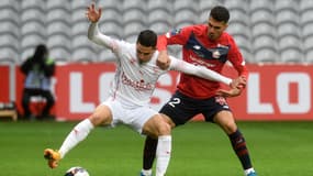 Cubas et Zeki Celik lors de Lille-Nîmes le 21 mars 2021.