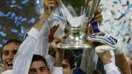 Hierro soulève sa 3e Ligue des Champions. C'était en 2003 avec les Galactiques de Zidane après la victoire 2-1 contre le Bayer Leverkusen.