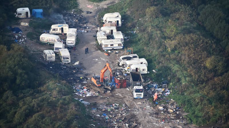 Vue aérienne de ce qu'il reste de l'ex-"Jungle" de Calais, le 1er novembre 2016.