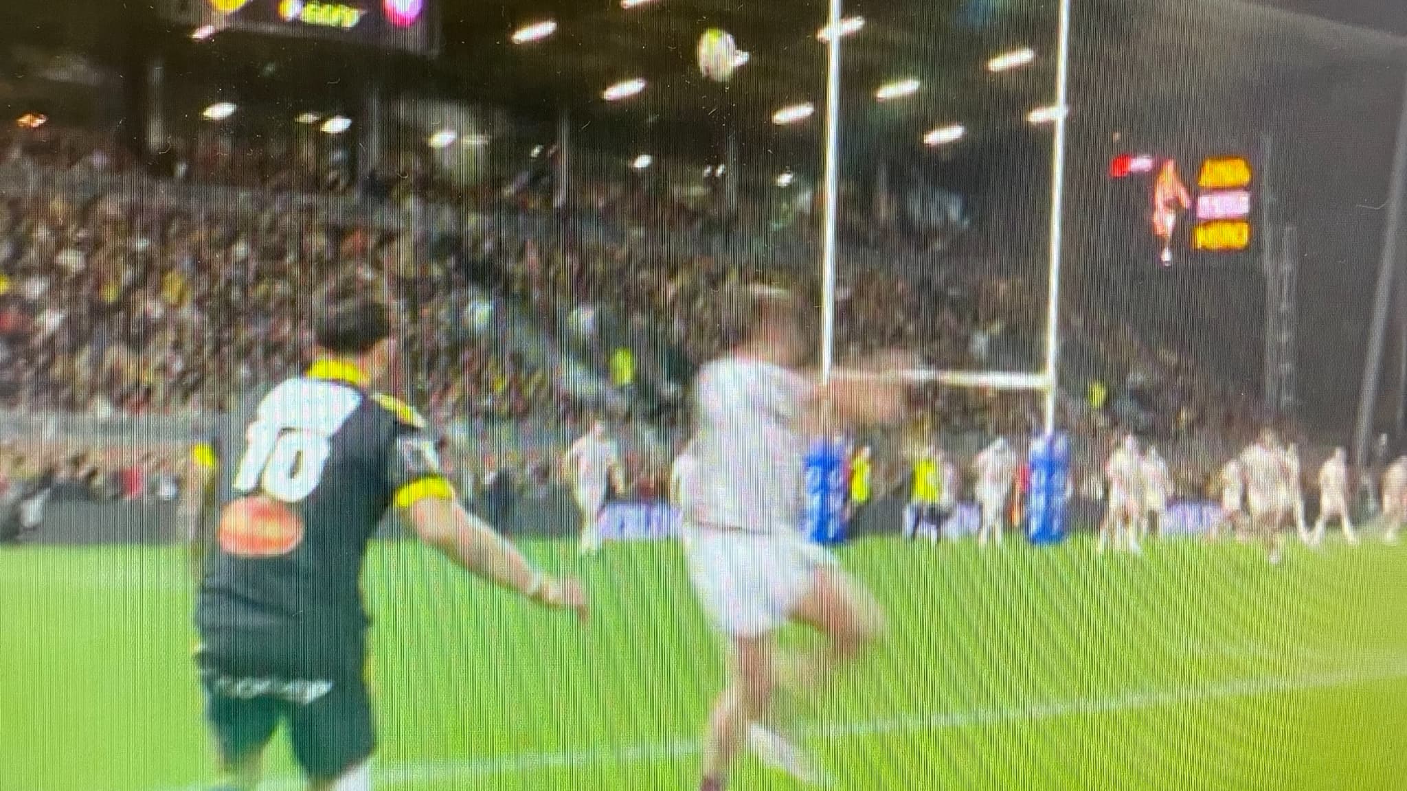 Antoine Hastoy manque les perches sous la pression de Damian Penaud lors de La Rochelle-Union Bordeaux-Bègles (25-21, 7e journée de Top 14), le 19 novembre 2023 Antoine Hastoy manque les perches sous la pression de Damian Penaud lors de La Rochelle-Union Bordeaux-Bègles (25-21, 7e journée de Top 14), le 19 novembre 2023
