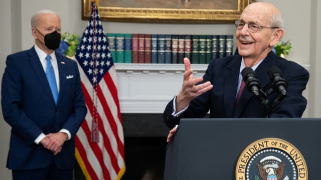 Le juge Stephen Breyer, le jour de la confirmation de sa retraite, avec Joe Biden à la Maison Blanche, le 27 janvier 2022