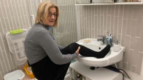 Paulette Cohen a bien des difficultés à se nettoyer chaque jour au lavabo à cause de l'interdiction de prendre des douches. 