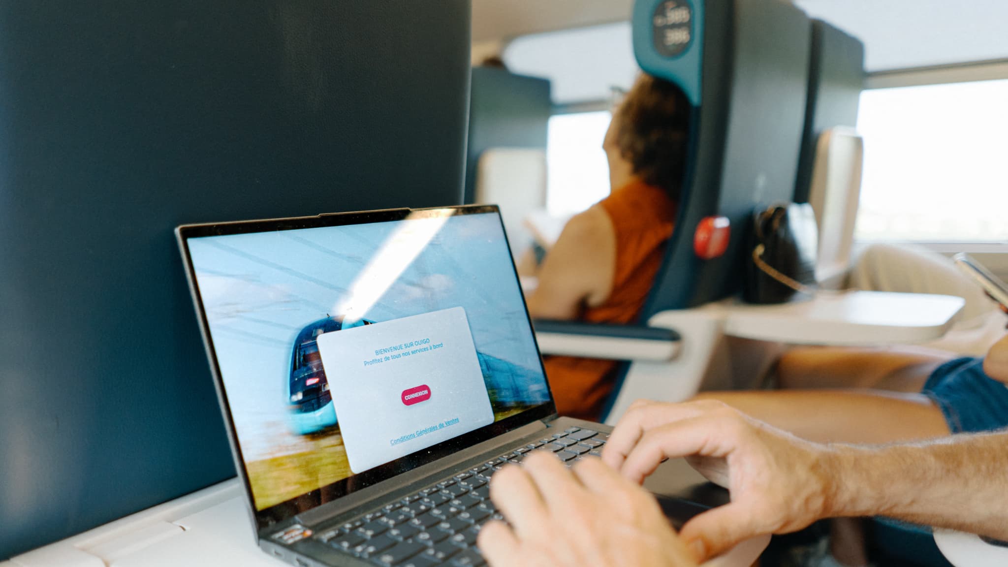 "MON VOISIN DE TRAIN ME LAISSE LIRE LE PLAN STRATÉGIQUE CONFIDENTIEL DE TOTAL": CES VOYAGEURS QUI FONT DE GROSSES BOURDES EN SE LAISSANT ESPIONNER PAR LEUR VOISIN CURIEUX