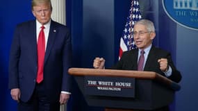 L'immunologiste en chef de la Maison Blanche Anthony Fauci et le président américain Donald Trump lors d'un point presse sur l'épidémie du coronavirus, le 22 avril 2020 à Washington