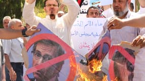Des sympathisants de Farj Libya contre l'ingérence de l'ONU et de son émissaire Bernardino Leon,devant le GNC de Tripoli le 1er juillet 2015.