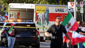 Des personnes marchent près d'un camion U-Haul qui aurait foncé dans la foule lors d'un rassemblement anti-régime iranien le 11 janvier 2026 à Los Angeles, en Californie.