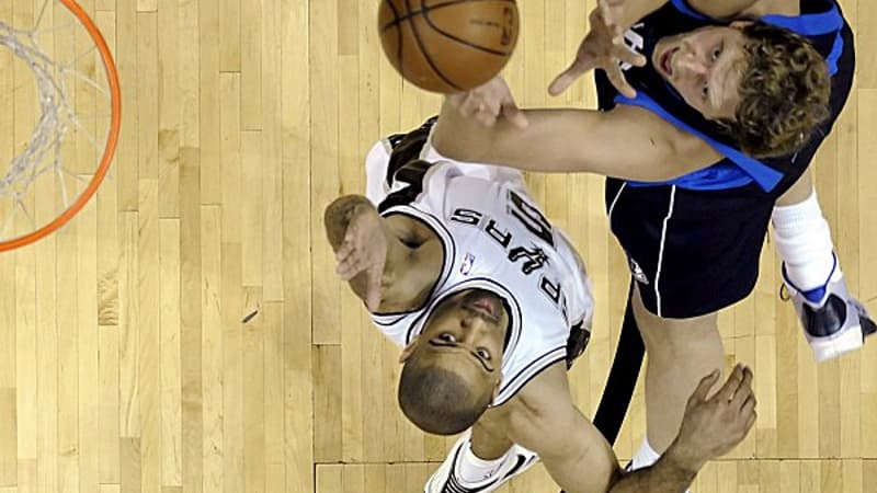 Cory Joseph au duel avec Dirk Nowitzki