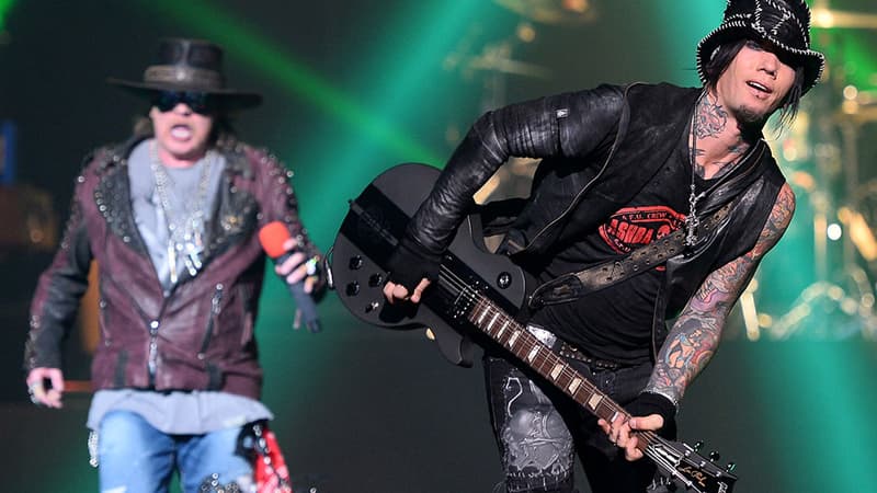 Le chanteur Axl Rose (à gauche) et le guitariste Dj Ashba du groupe Guns N' Roses, en concert à Las Vegas en mai 2014.