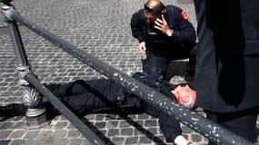 Un homme a été arrêté dimanche après avoir tiré et blessé deux policiers devant le palais Chigi, qui abrite les bureaux de la présidence du Conseil italienne à Rome. L'incident s'est déroulé pendant la cérémonie de prestation de serment du gouvernement d'