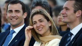 L'infante Cristina de Bourbon (c), soeur du roi d'Espagne Felipe VI (g), et son mari Inaki Urdangarin (d), le 4 mai 2003 à Madrid.