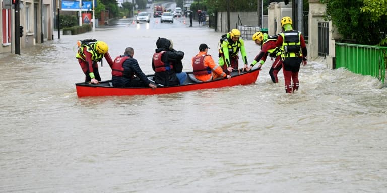 Des habitants sont évacués par les pompiers dans une barque, le 17 mai 2024 à Bouzonville, en Moselle