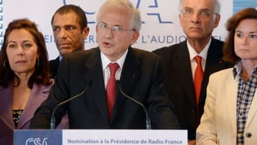 Les membres du CSA (avec au centre le président Olivier Schrameck) annonçant la nomination de Mathieu Gallet