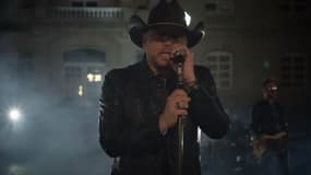 Le chanteur de country Jason Aldean dans le clip de son titre "Try That In A Small Town", jugé violent et raciste.