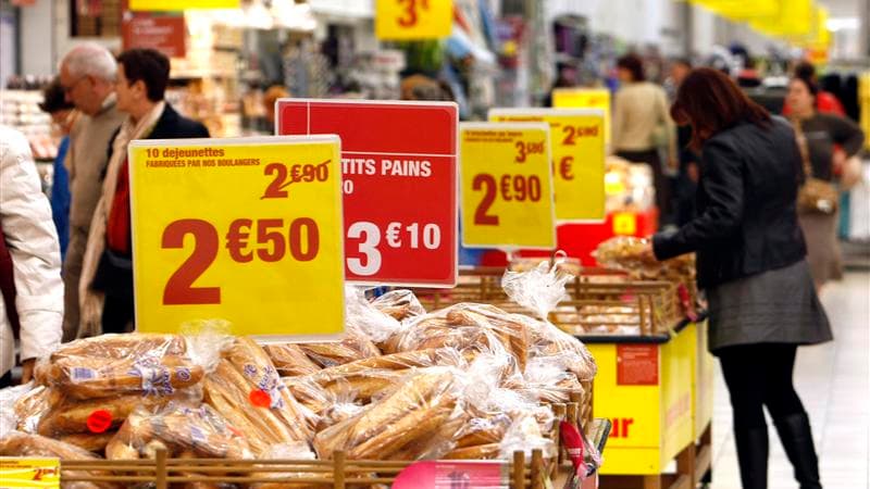 La consommation des ménages français en biens a progressé de 0,1% en volume en septembre, un chiffre qui corrige légèrement la forte baisse (-0,8%) enregistrée en août. /Photo d'archives/REUTERS/Eric Gaillard