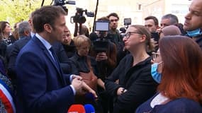 Emmanuel Macron s'explique avec des habitantes de Denain, dans le Nord, sur sa phrase sur les vaccinés, le lundi 11 avril 2022