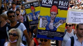 Des personnes manifestent contre le pass sanitaire le 21 août 2021 à Marseille