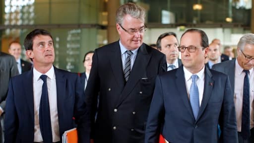 Manuel Valls (Premier ministre), Jean-Paul Delevoye (président du CESE), et François Hollande au Palais d'Iéna pour la conférence sociale, le 7 juillet.