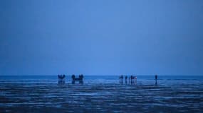 Des migrants prêts à traverser la Manche sur des embarcations de fortune, sur la plage de Gravelines, près de Dunkerque, en septembre 2020