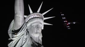 Solar Impulse 2 a survolé la Statue de la Liberté avant de se poser à New York vendredi.