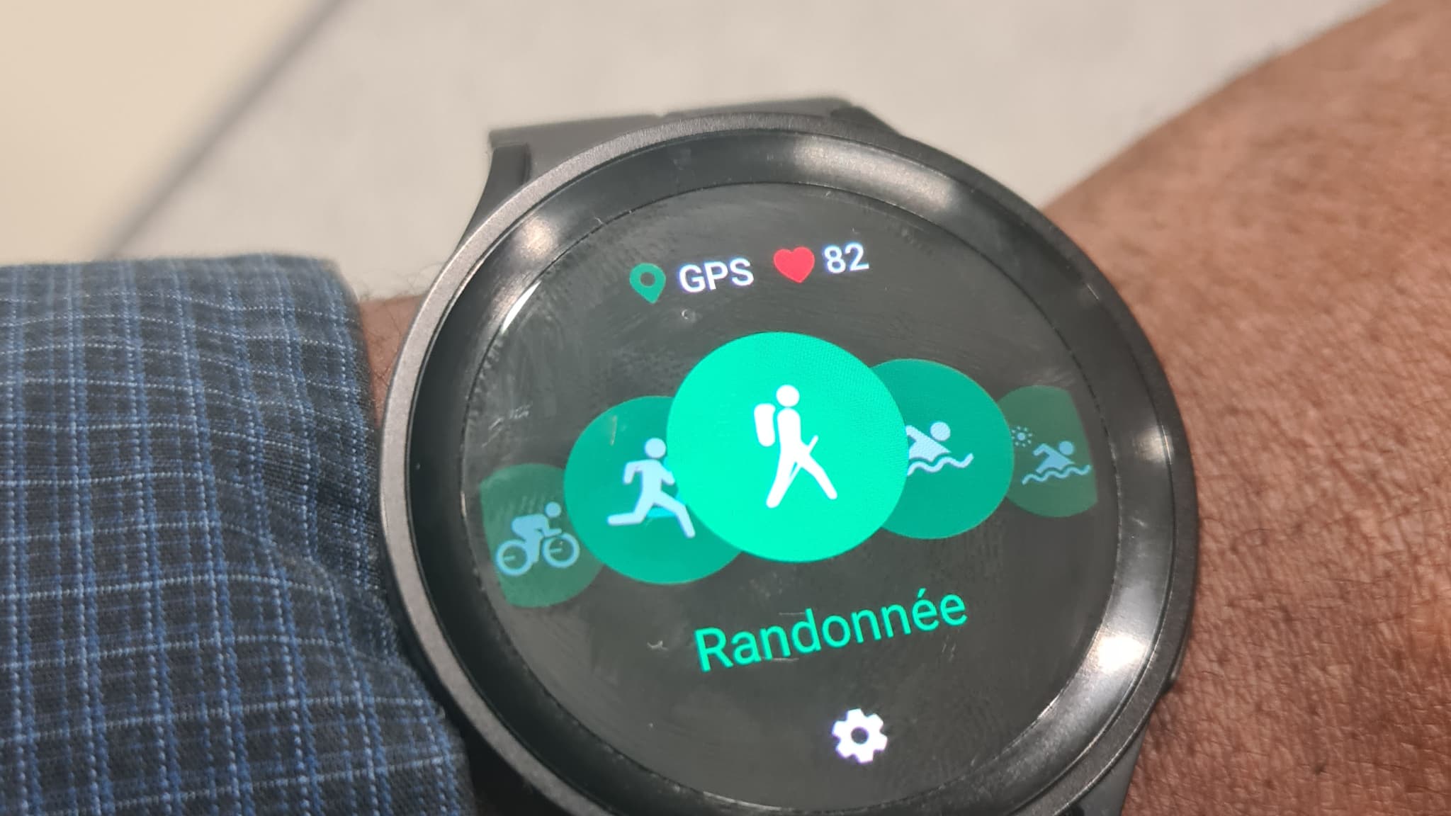 La montre connectée de Samsung dispose de nombreuses fonctionnalités de suivi sportif. La montre connectée de Samsung dispose de nombreuses fonctionnalités de suivi sportif.