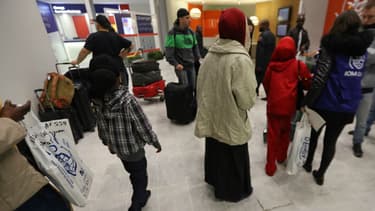 Des réfugiés soudanais arrivent à Roissy-Charles de Gaulle le 18 décembre 2017.