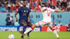 Ibrahima Konaté devant Ellyes Skhiri, à Al-Rayyan le 30 novembre 2022