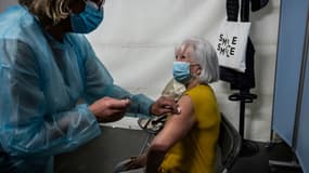 Jocelyne reçoit la 100.000e dose de vaccin contre le Covid-19 au vaccinodrome de Lyon-Gerland le 23 avril 2021 (photo d'illustration)