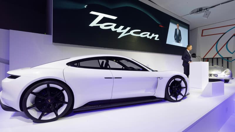 Porsche a officiellement baptisé son premier modèle grand public électrique la Taycan.