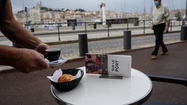 Une terrasse de restaurant sur le Vieux port, à Marseille.