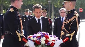 Nicolas Sarkozy dépose une gerbe au pied de la statue de Charles de Gaulle sur les Champs-Elysées à Paris, dans le cadre des commémorations du 8 mai 1945, avant de se rendre à Port-Louis (Morbihan), près de Lorient, où il a rendu hommage aux résistants br