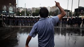 Un manifestant défie la police sur la place Taksim, le 4 juin 2013.