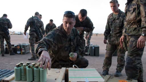 La France continue de renforcer son dispositif militaire terrestre au Mali.