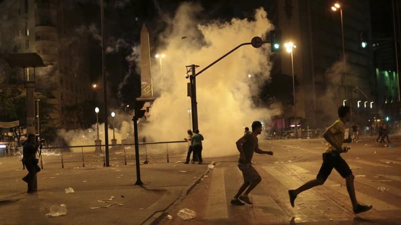 Emeutes dans les rues de Belo Horizonte, troisième ville du Brésil. Plusieurs dizaines de milliers de Brésiliens ont à nouveau manifesté mercredi pour réclamer des mesures contre la corruption et de meilleurs services publics, malgré les concessions du Co