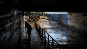 Une personne nettoie une route inondée à Arenys de Mar, en Catalogne, mercredi 23 octobre 2019.