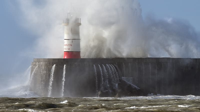 Les vagues s'écrasent au pied du phare de Newhaven, dans le sud de l'Angleterre.