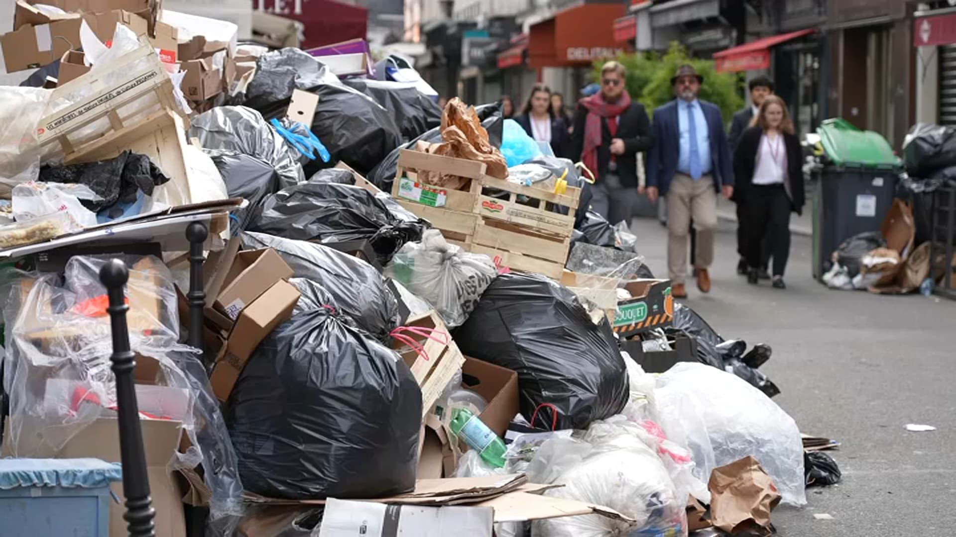 Paris : malgré la réquisition, la confusion règne autour des poubelles