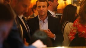 Emmanuel Macron à la brasserie "La Rotonde", dimanche 23 avril 2017.