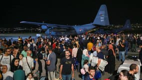 Des personnes évacuées du Soudan arrivent à l'aéroport militaire d'Amman le 24 avril 2023